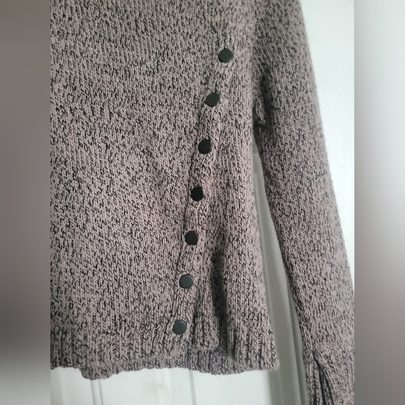 Zara Stylish Women's Sweater with Button Detail - Picture 3 of 7